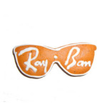 Logo Rayban wylukrowany na okularach z piernika