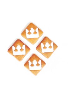 cztery pierniczki kwadratowe z logo w kształcie białej korony
