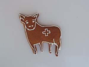 Krowa z piernika ze szwajcarskim krzyżem